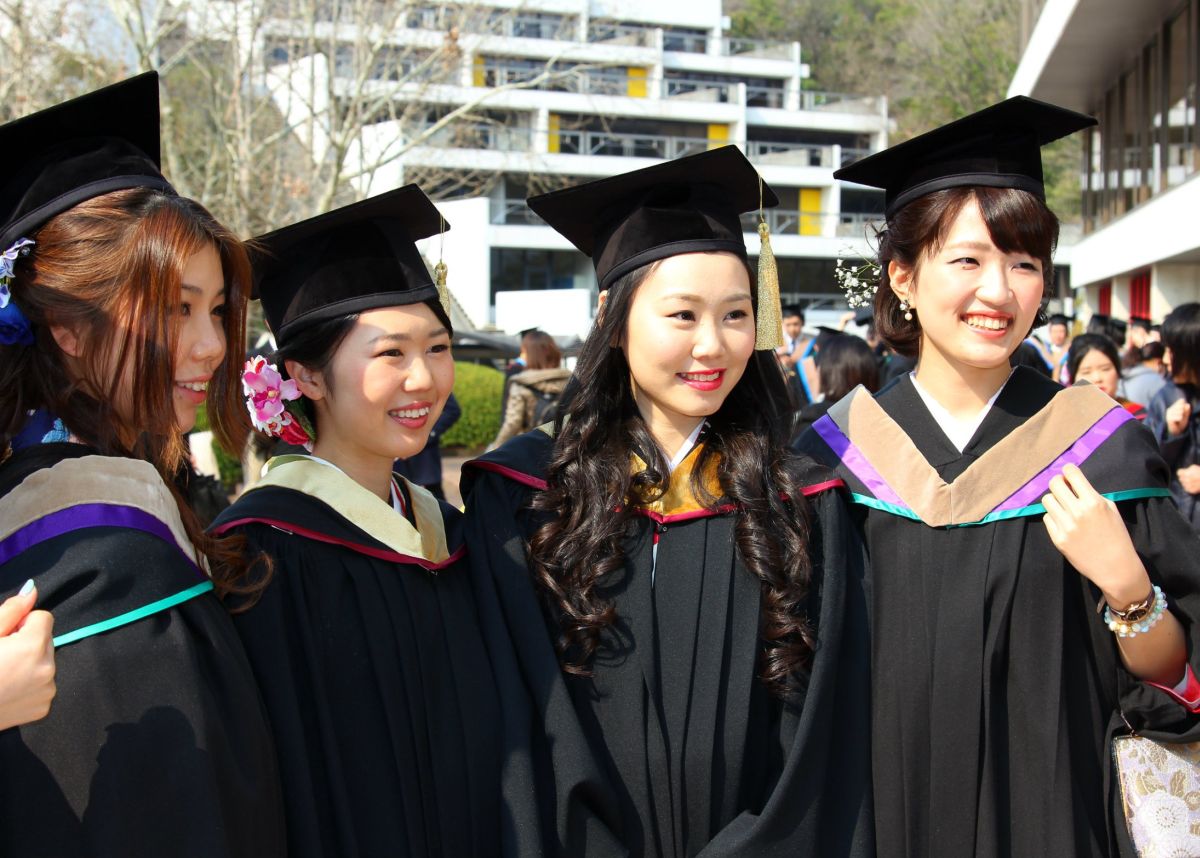 Грант на обучение в корее. Nagoya University в Японии. Выпускники вузов в Японии. Студенты корейцы. Иностранные студенты в Корее.