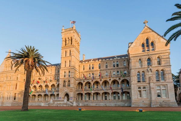 International College of Management, Sydney, Australia, Scholarship